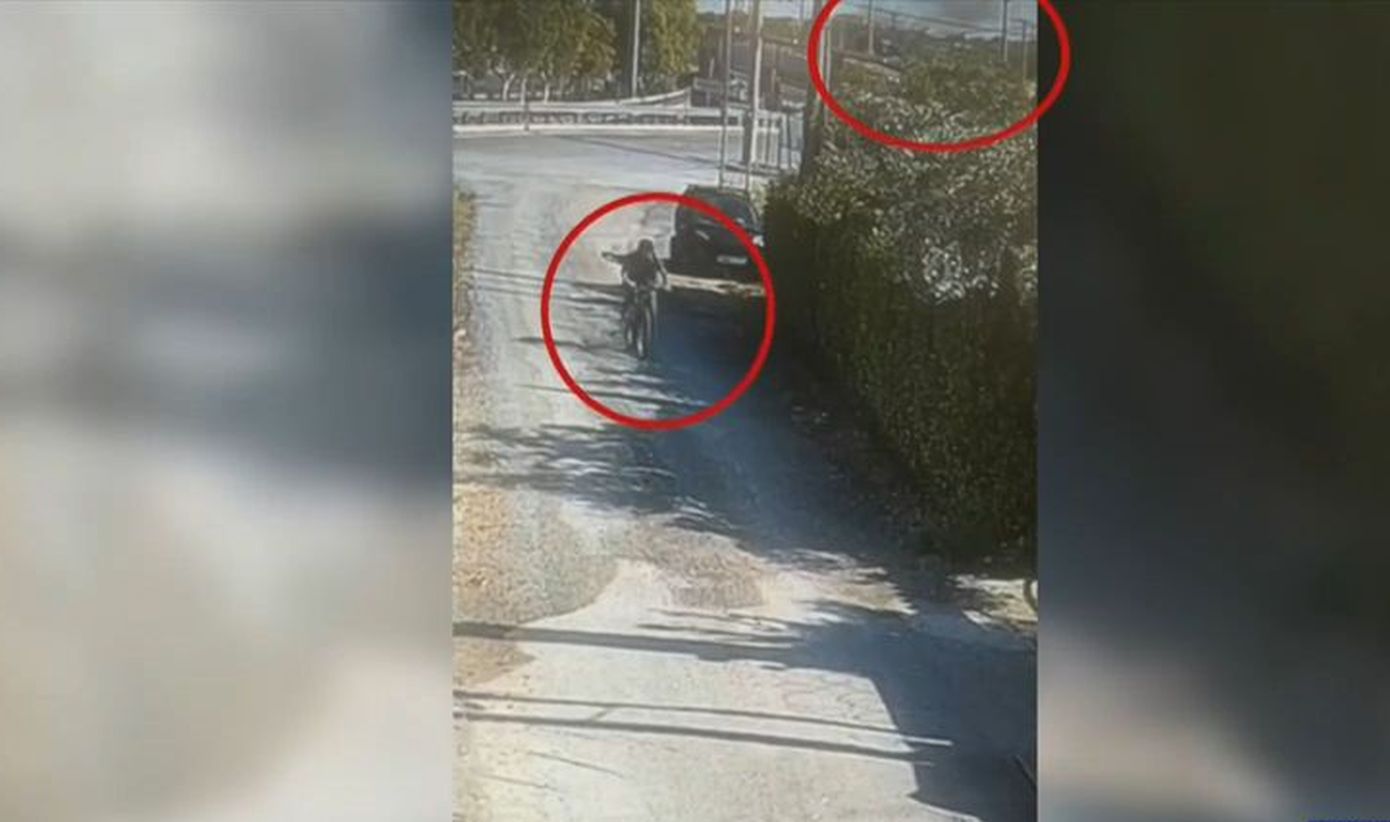 Η στιγμή που ο 62χρονος φερόμενος εμπρηστής απομακρύνεται από το σημείο της φωτιάς στην Κάντζα – Δείτε βίντεο