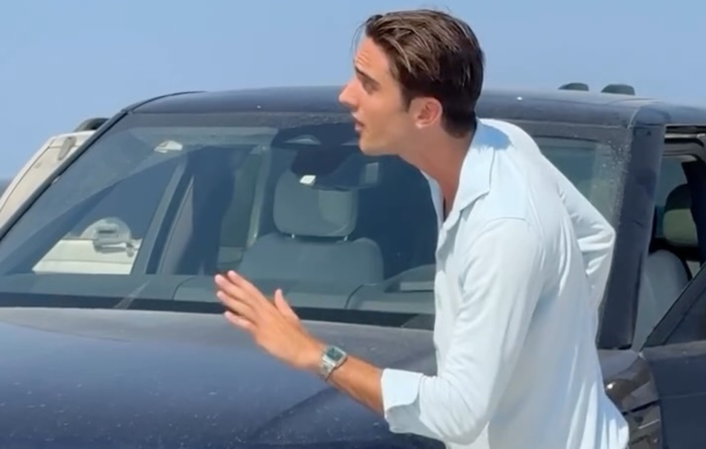 Έκανε φάρσα σε ανυποψίαστο Έλληνα οδηγό για το πάρκινγκ &#8211; Του είπε ότι είναι φίλος του Μητσοτάκη