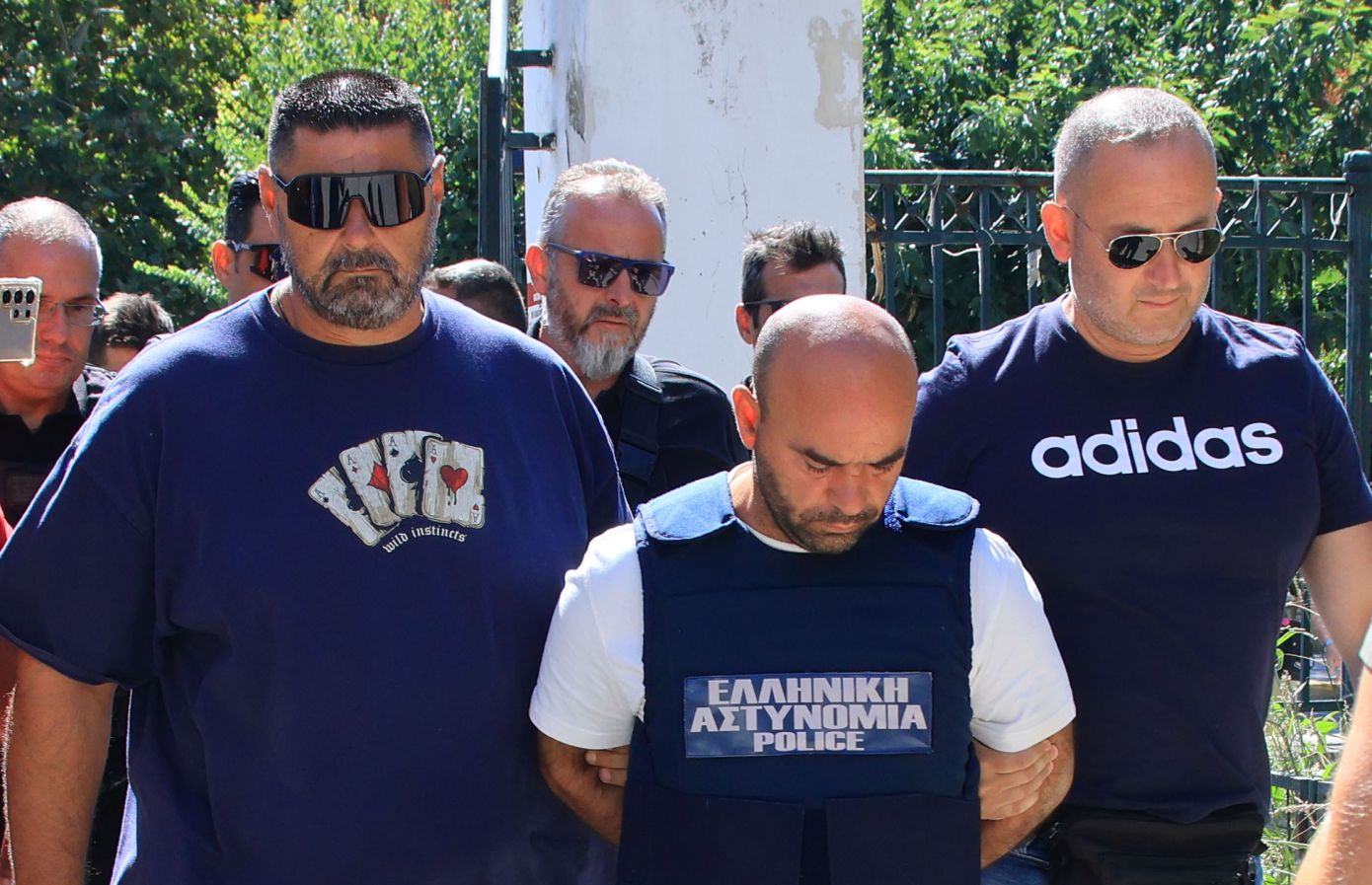 Αμίλητος, με σκυμμένο το κεφάλι στον εισαγγελέα ο γυναικοκτόνος του Βόλου &#8211; Δείτε βίντεο και φωτογραφίες