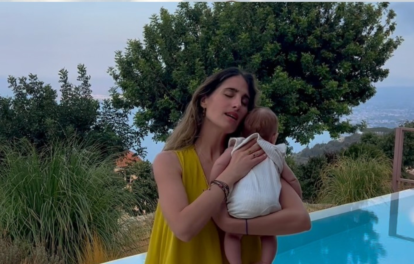 Η Παυλίνα Βουλγαράκη νανουρίζει την κόρη της &#8211; Δείτε το τρυφερό βίντεο