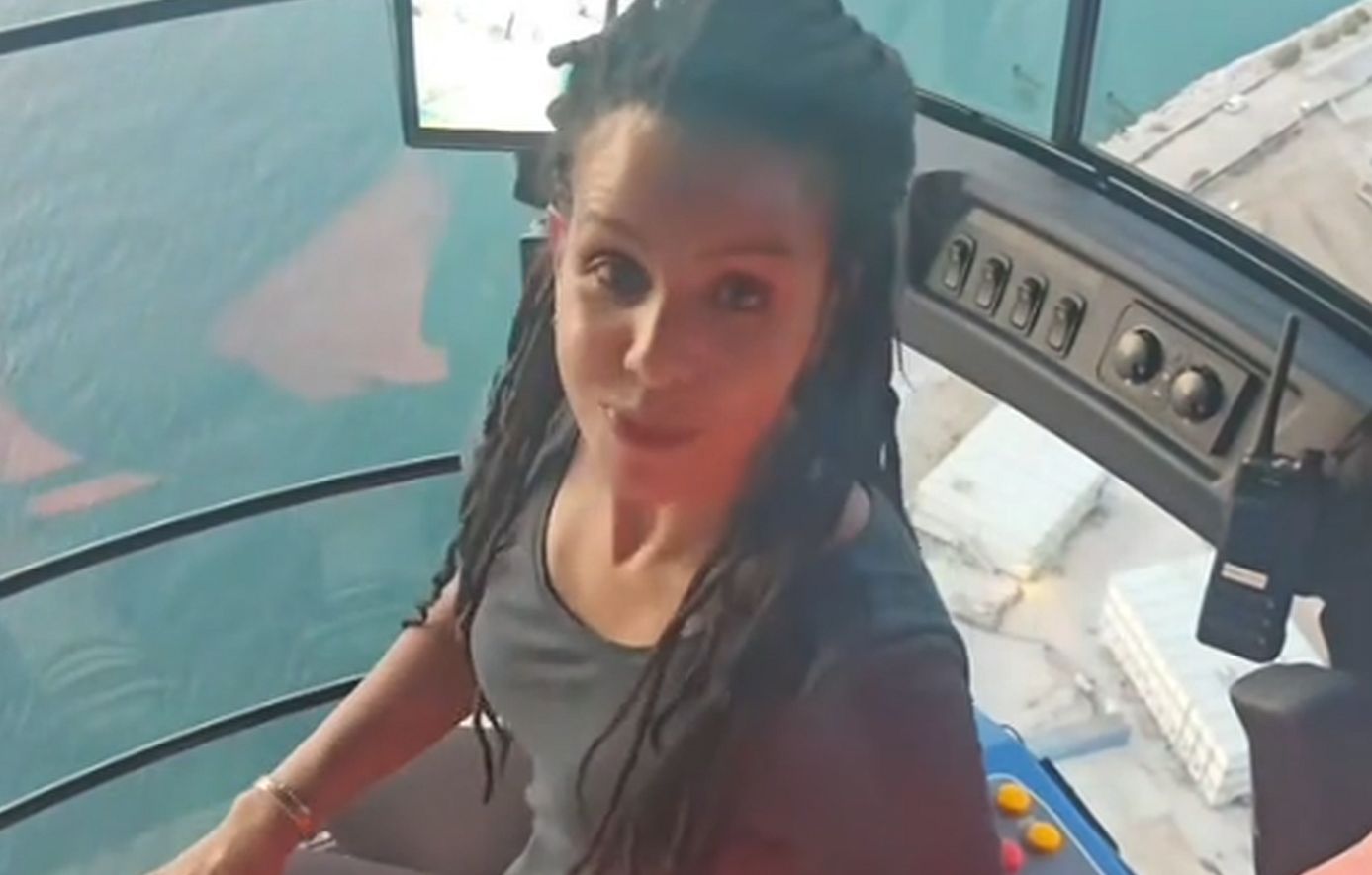 «Σήμερα θα σας δείξω πώς οδηγώ τον γερανό»: Χειρίστρια γερανοφόρου στο Ελληνικό ανεβάζει βίντεο από τα 150 μέτρα και γίνεται viral