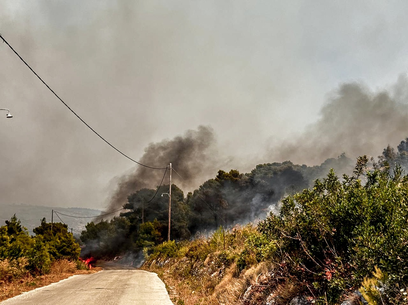 Τι είναι η μέθοδος «αντιπύρ» με την οποία οι πυροσβέστες κατάφεραν να ανακόψουν τη φωτιά στη Ζάκυνθο