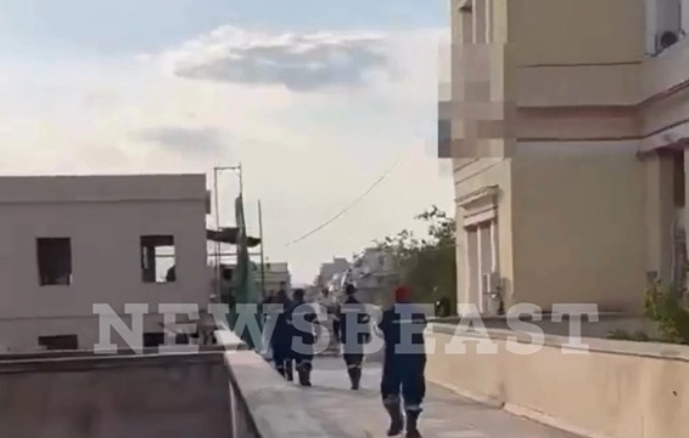 Άνδρας απειλεί να πέσει στο κενό από το Νοσοκομείο ΕΛΠΙΣ &#8211; Δείτε βίντεο