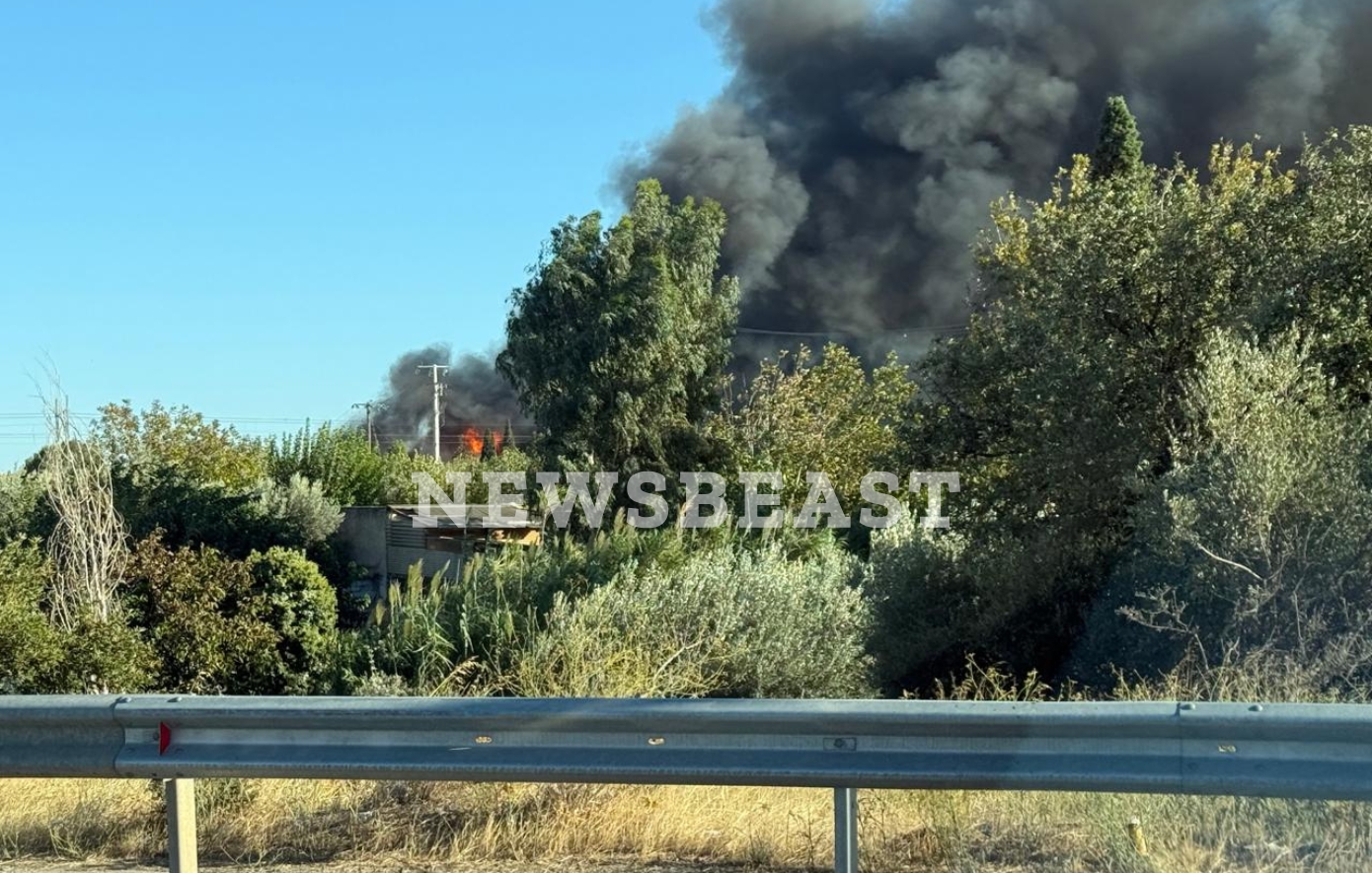 Φωτιά σε βιομηχανική εγκατάσταση στο Μενίδι &#8211; Μήνυμα από το 112 για επικίνδυνους καπνούς
