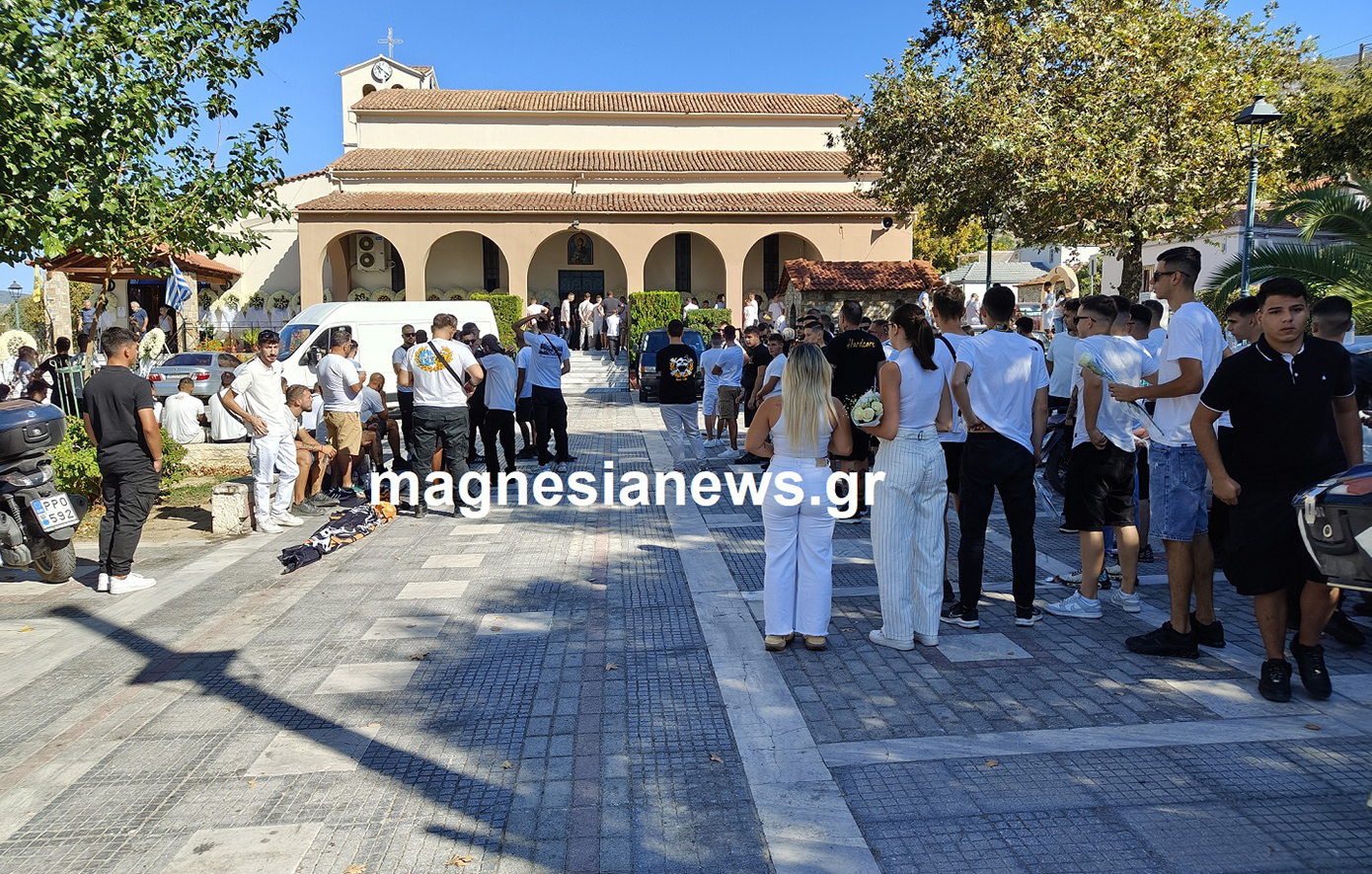 Θρήνος στην κηδεία του 18χρονου Νίκου που πέθανε από εγκεφαλική αιμορραγία στον Βόλο – Οι φίλοι του έκαναν πορεία με μηχανάκια