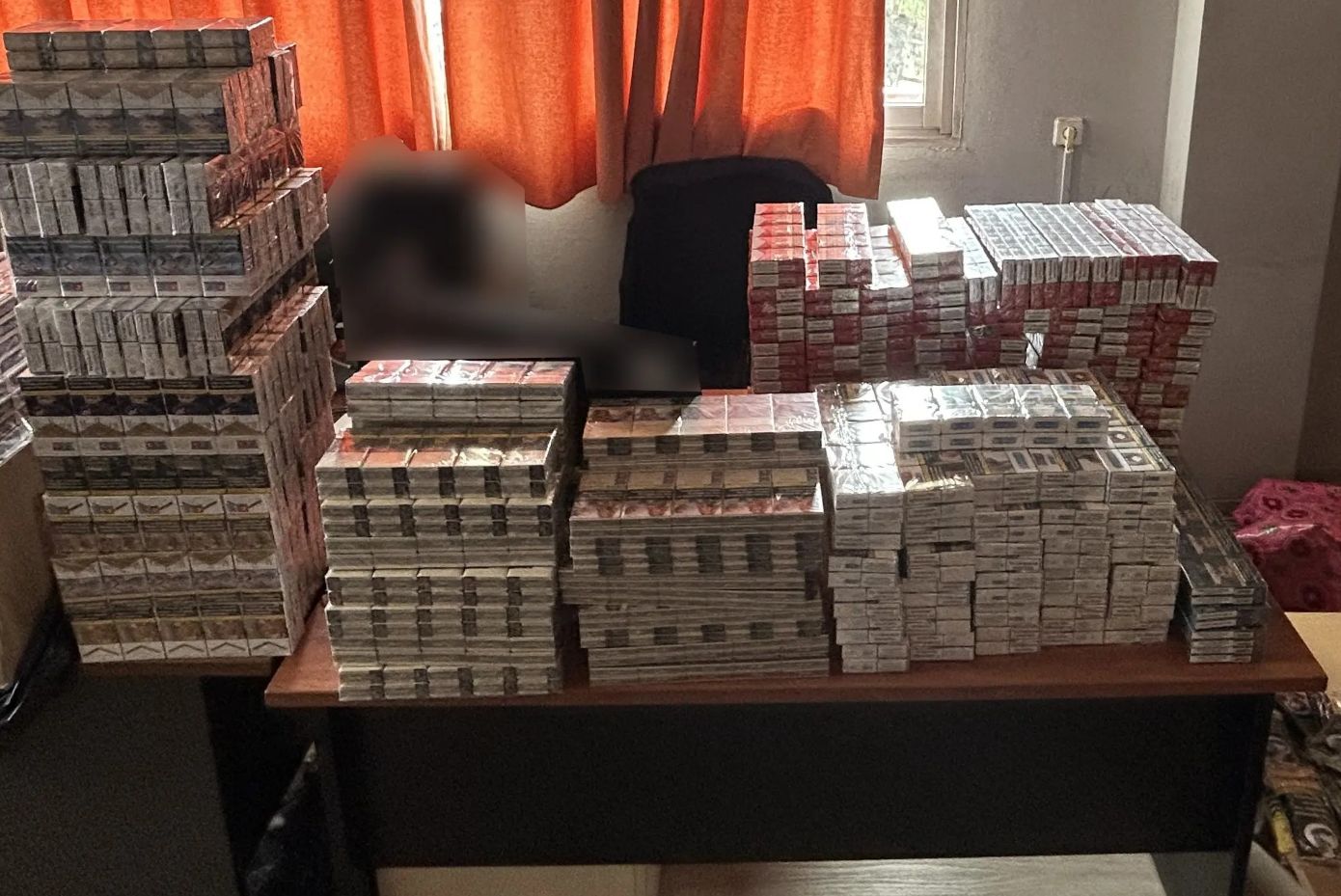 «Φάμπρικα» λαθραίων στην Ομόνοια: 237.000 ευρώ και 190 ηλεκτρονικά τσιγάρα στα χέρια της ΕΛ.ΑΣ.