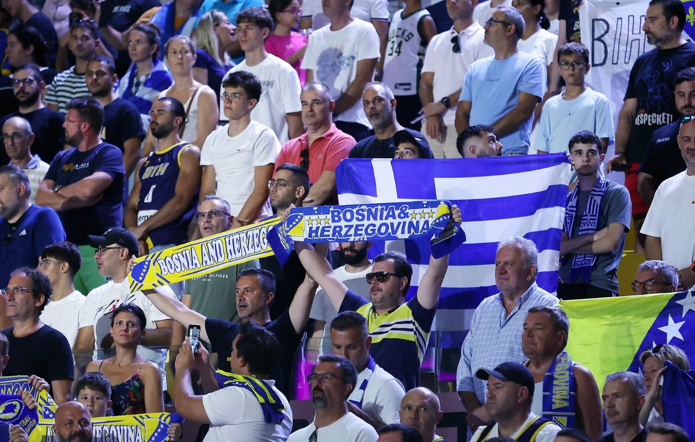 EuroBasket 2025: Βόσνιοι οπαδοί προσπάθησαν να κλέψουν ελληνικές σημαίες