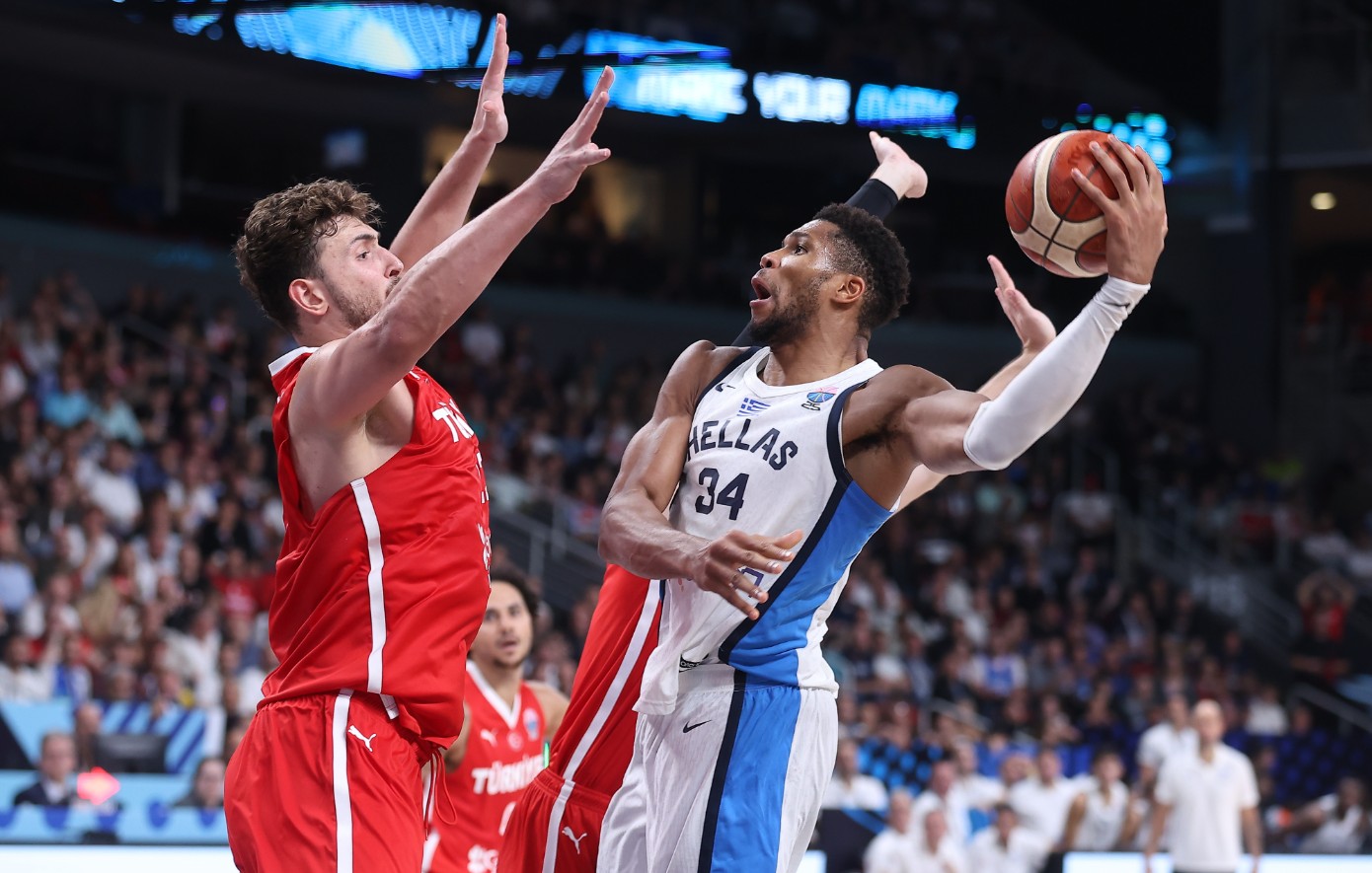 EuroBasket 2025: Δεν έδωσαν τα χέρια Αντετοκούνμπο και Σενγκούν στην απονομή