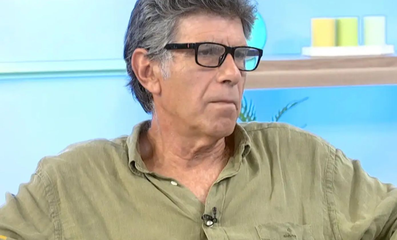 Μπέζος: «Όταν οι μεγάλοι συμπεριφέρονται σαν νέοι, γίνονται γελοίοι &#8211; Βλέπω κάτι τύπους με αλογοουρές, αρκουδόκρικους»