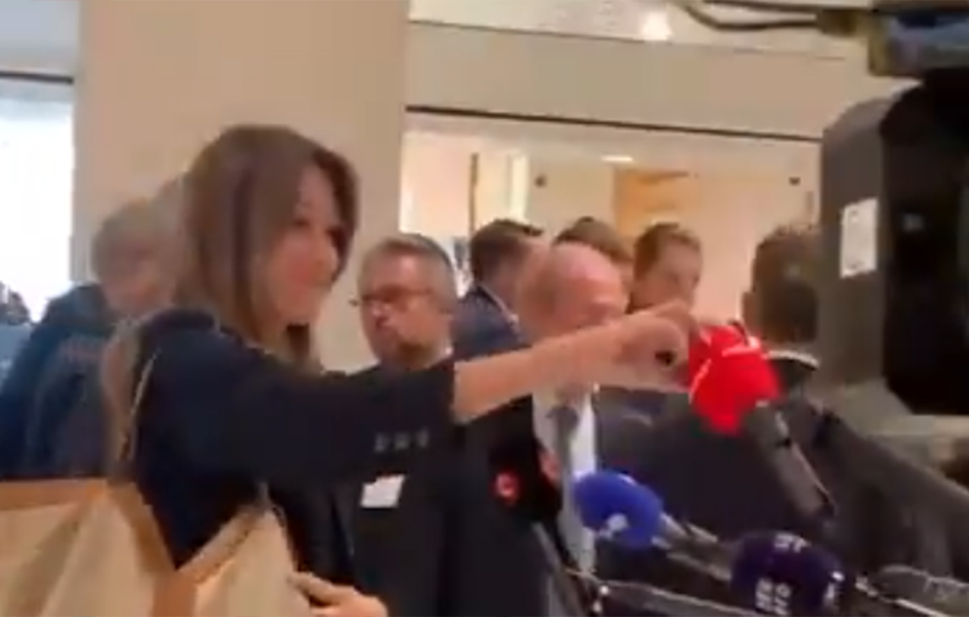 Κάρλα Μπρούνι: Σκίζει επιδεικτικά μικρόφωνο τηλεοπτικού σταθμού μετά την καταδίκη του Νικολά Σαρκοζί