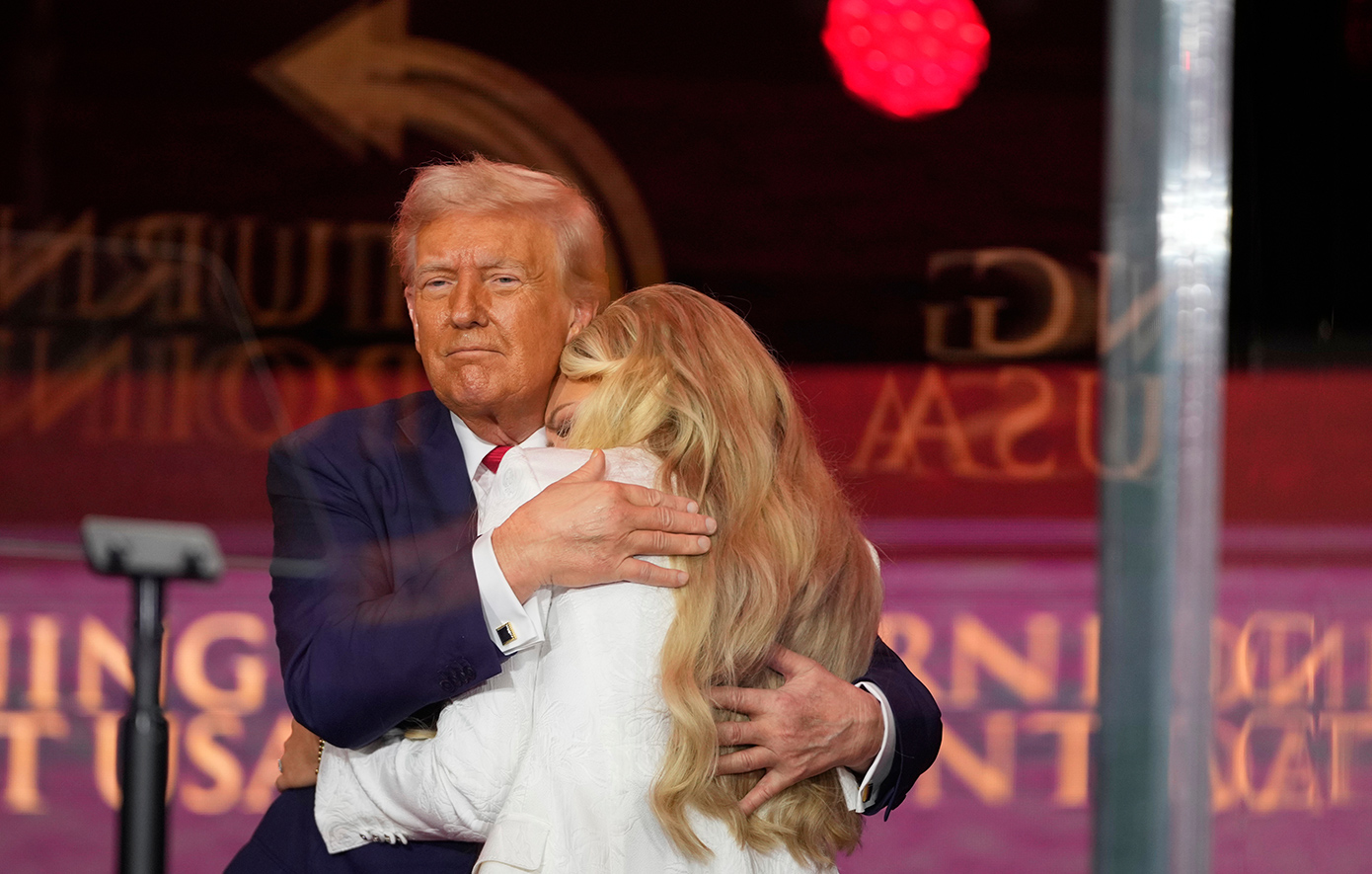 Εξτένσιον, βαρύ μακιγιάζ, πρησμένα ζυγωματικά και χείλη &#8230; το «πρόσωπο MAGA» είναι η σφραγίδα της ιδεολογίας Τραμπ