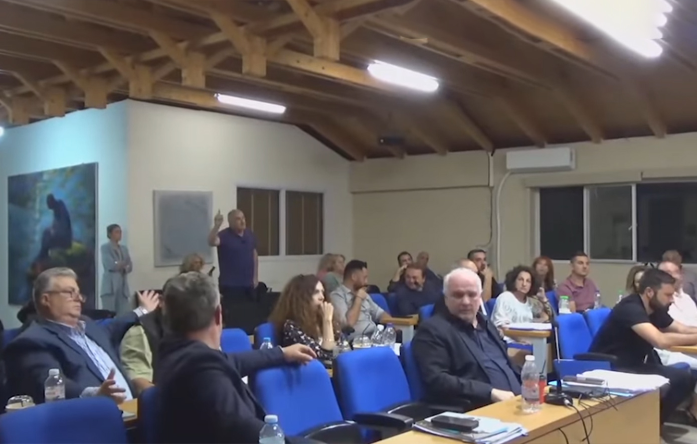 «Γαλλικά» πρώην δημάρχου στο δημοτικό συμβούλιο Μεσολογγίου: «Πέθανες, θα κυκλοφορείς στο δρόμο με φουστίτσα»