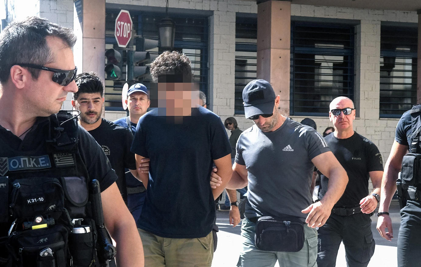 «Περπατάω ξανά χωρίς χειροπέδες» &#8211; Ελεύθεροι μέχρι τη δίκη οι νεαροί που κατηγορούνται για τον εμπρησμό στην Πάτρα