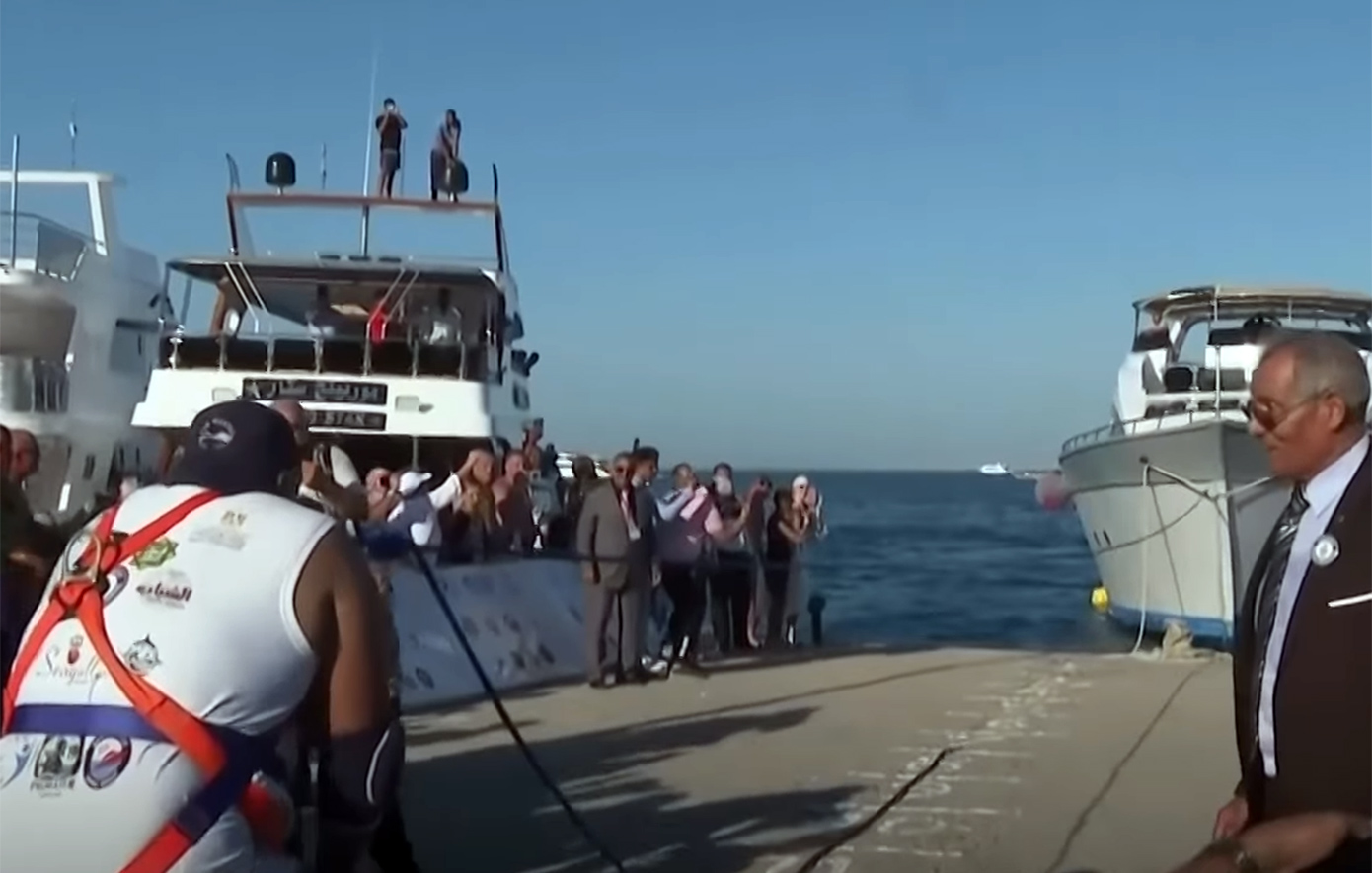 Αιγύπτιος παλαιστής τράβηξε με τα δόντια του σκάφος 700 τόνων &#8211; Δείτε βίντεο