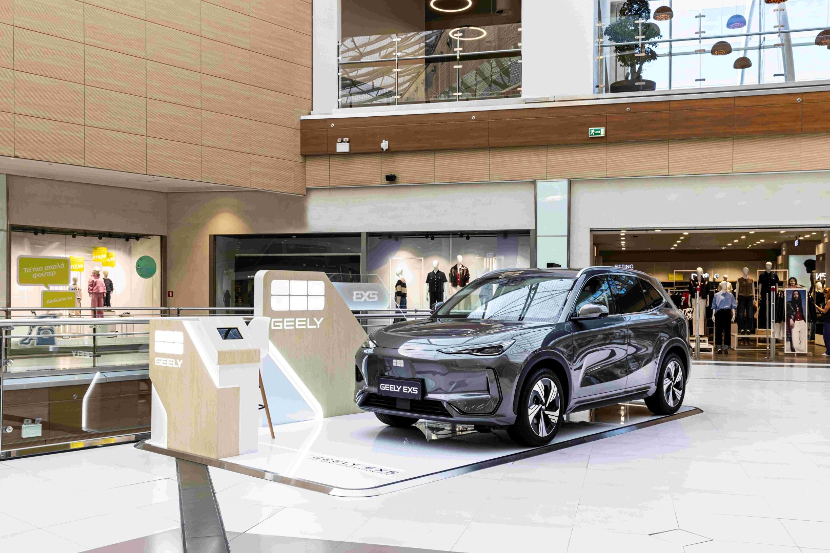 Το νέο Geely EX5 «ηλεκτρίζει» το «The Mall Athens»