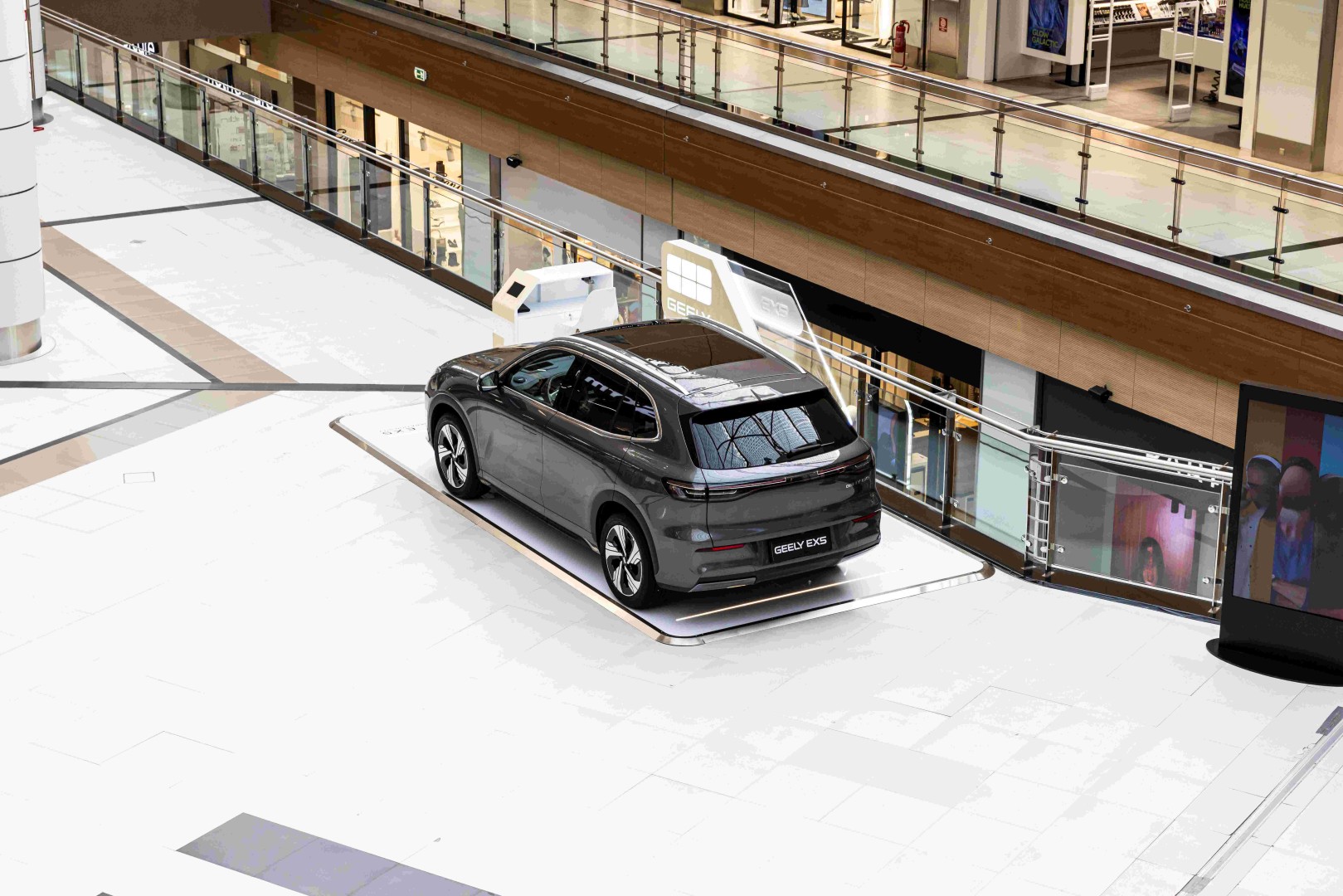 Το νέο Geely EX5 «ηλεκτρίζει» το «The Mall Athens» Το νέο Geely EX5 «ηλεκτρίζει» το «The Mall Athens»