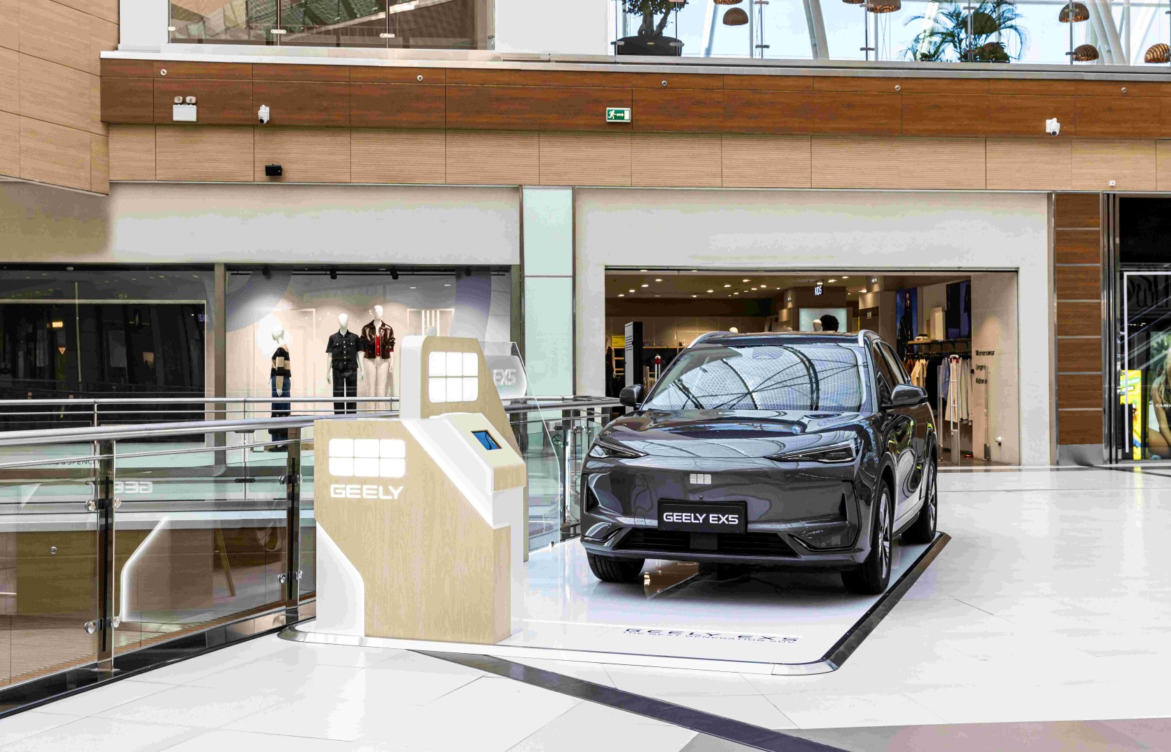 Το νέο Geely EX5 «ηλεκτρίζει» το «The Mall Athens» Το νέο Geely EX5 «ηλεκτρίζει» το «The Mall Athens»