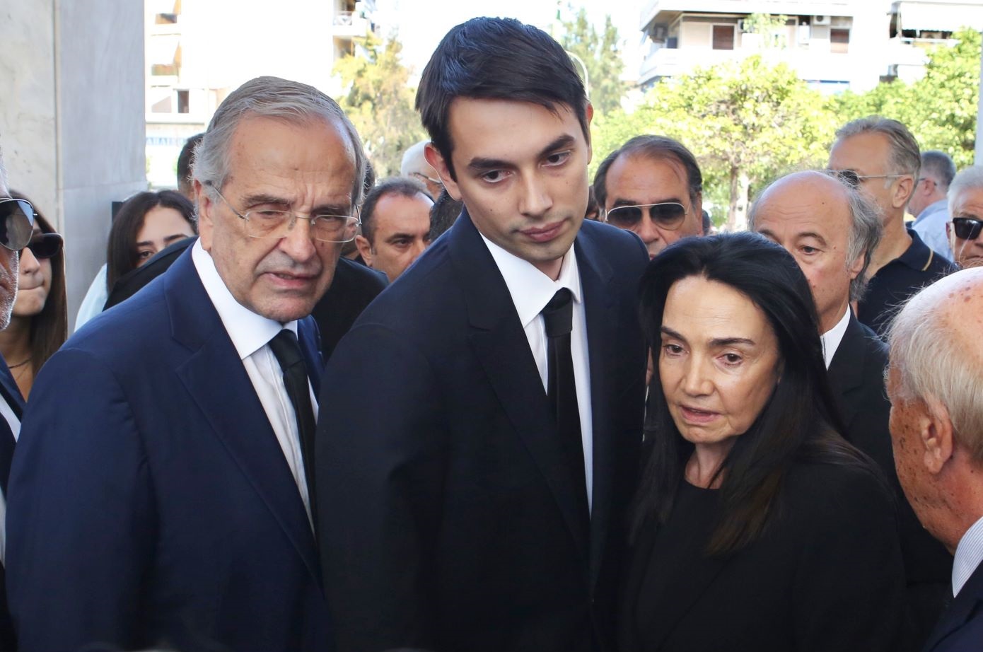 Βουβός πόνος και συγκίνηση στο μνημόσυνο της Λένας Σαμαρά &#8211; Στο πλευρό του Αντώνη Σαμαρά πλήθος πολιτικών και φίλων