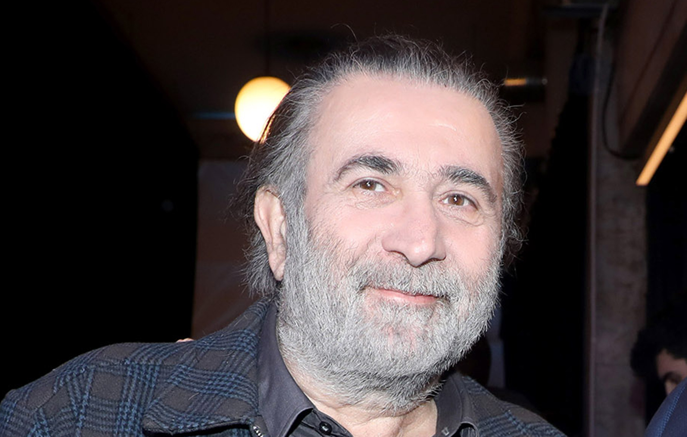 Λάκης Λαζόπουλος: «Παίζω σε μία παράσταση και η μητέρα μου έβγαλε μια φωτογραφία του πατέρα μου να ακούσει και αυτός»