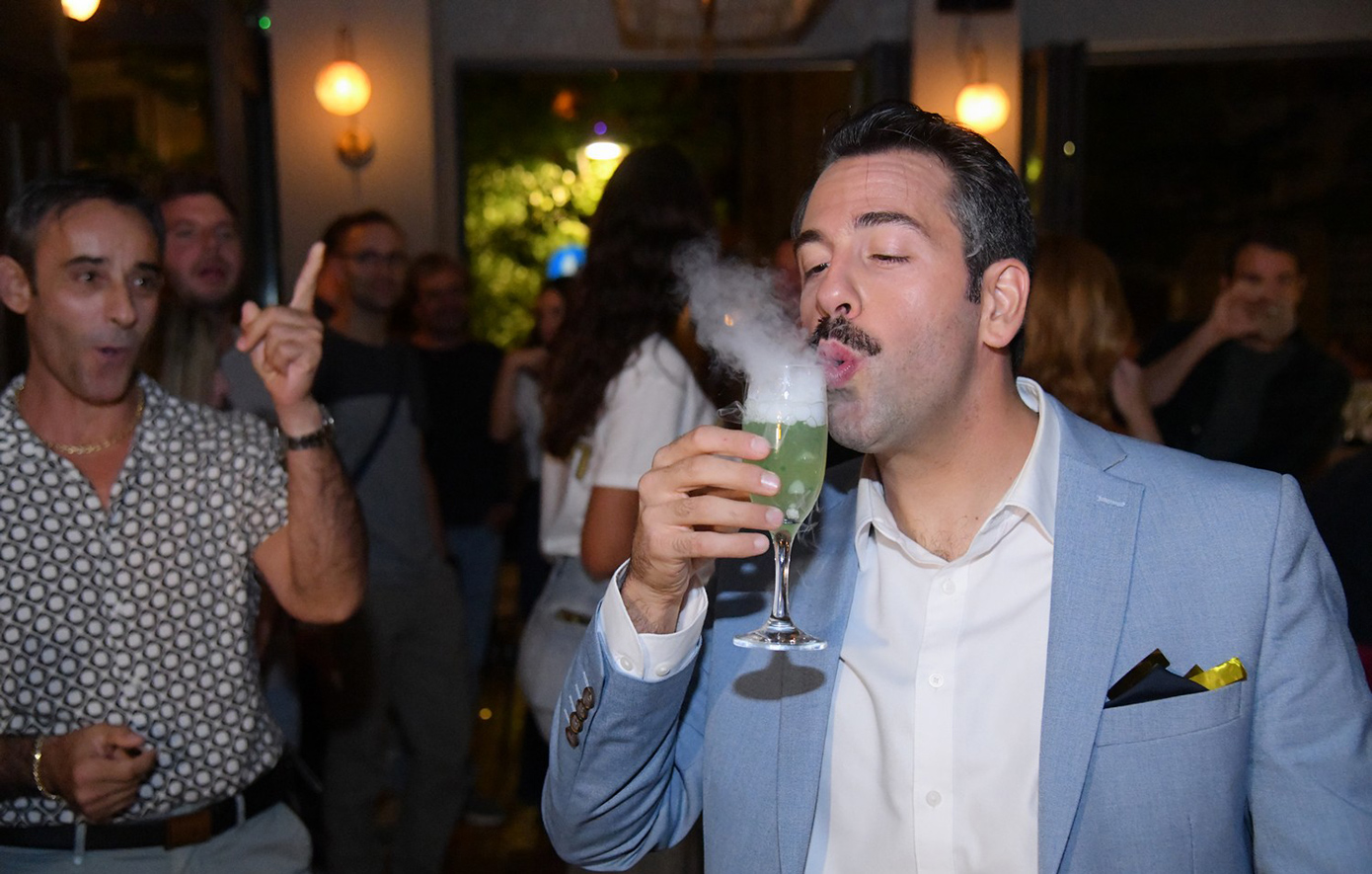 Μάκης κερνάει όλοι πίνουν – Άφωνοι οι θαμώνες σε τρία μαγαζιά της Αθήνας από την ξαφνική εμφάνιση και τα κεράσματα του Μάκη Μάκης κερνάει όλοι πίνουν – Άφωνοι οι θαμώνες σε τρία μαγαζιά της Αθήνας από την ξαφνική εμφάνιση και τα κεράσματα του Μάκη