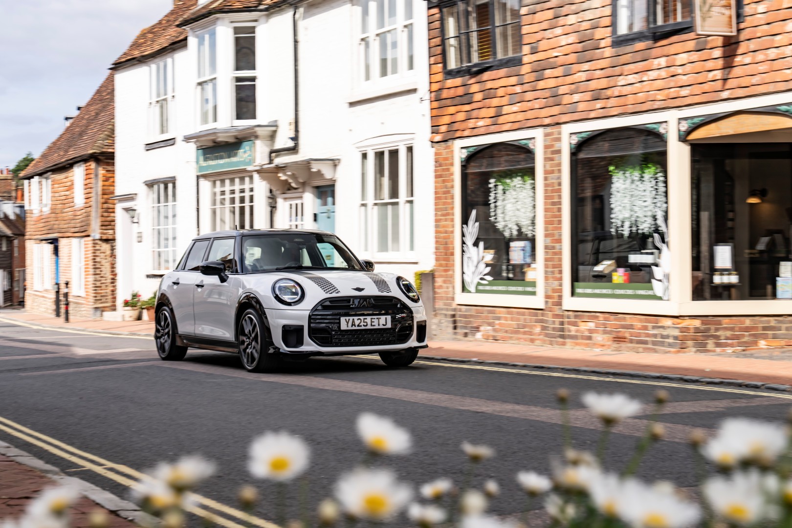 To 5θυρο MINI Cooper S διασχίζει τους δρόμους της Αγγλίας
