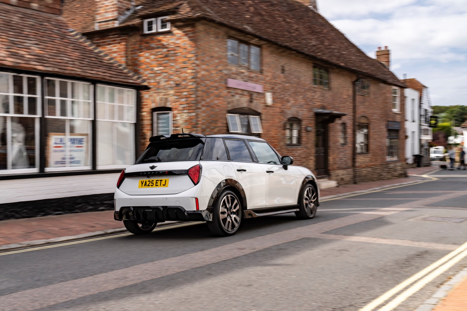 To 5θυρο MINI Cooper S διασχίζει τους δρόμους της Αγγλίας To 5θυρο MINI Cooper S διασχίζει τους δρόμους της Αγγλίας