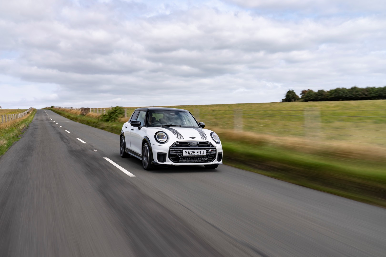 To 5θυρο MINI Cooper S διασχίζει τους δρόμους της Αγγλίας To 5θυρο MINI Cooper S διασχίζει τους δρόμους της Αγγλίας