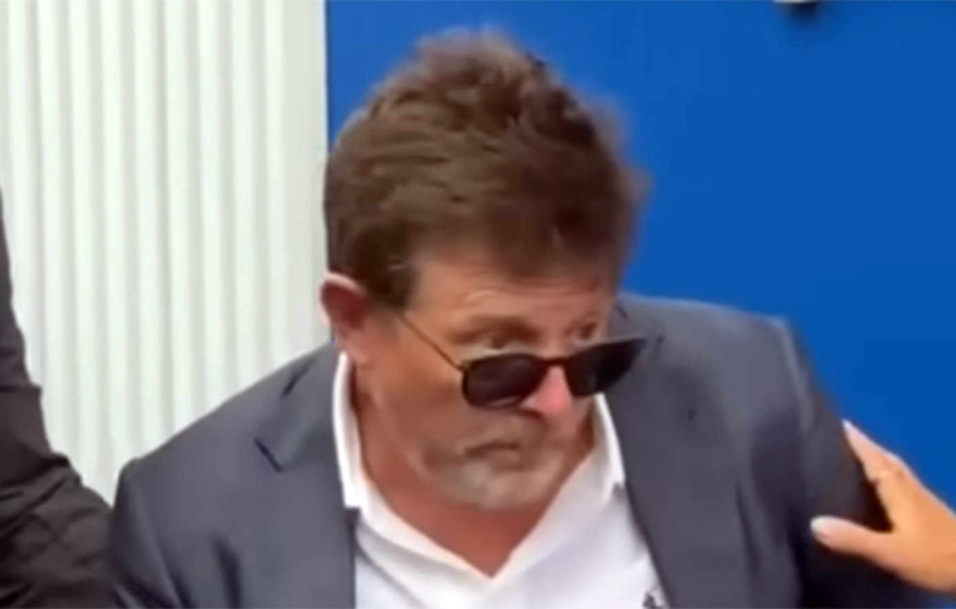 Ο Μάικλ Τζ. Φοξ σηκώνεται από αναπηρικό καροτσάκι για να φωτογραφηθεί με τη σύζυγό του Τρέισι Πόλαν