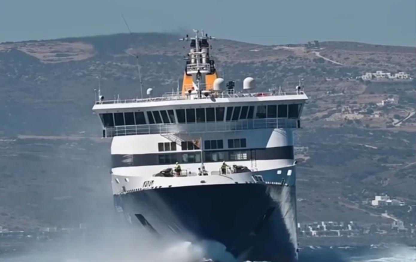 Εντυπωσιακό βίντεο με το Blue Star Naxos να δίνει μάχη με τα κύματα παρά το απαγορευτικό
