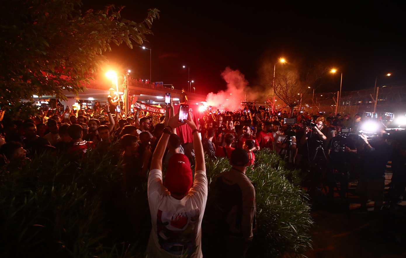 Χαμός στο «Ελευθέριος Βενιζέλος» για τον Ποντένσε &#8211; Εκατοντάδες φίλοι του Ολυμπιακού υποδέχονται τον Πορτογάλο εξτρέμ