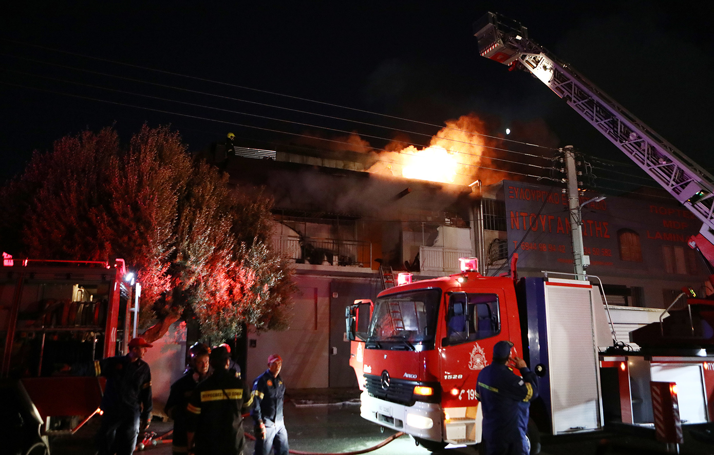 Φωτιά σε επιχείρηση στο Περιστέρι: Συνεχίζεται η κατάσβεση &#8211; Ένα άτομο με αναπνευστικά στο νοσοκομείο