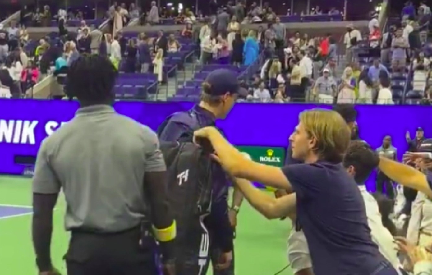 US Open: Θεατής προσπάθησε να κλέψει τον Σίνερ στον αγώνα με τον Μπούμπλικ