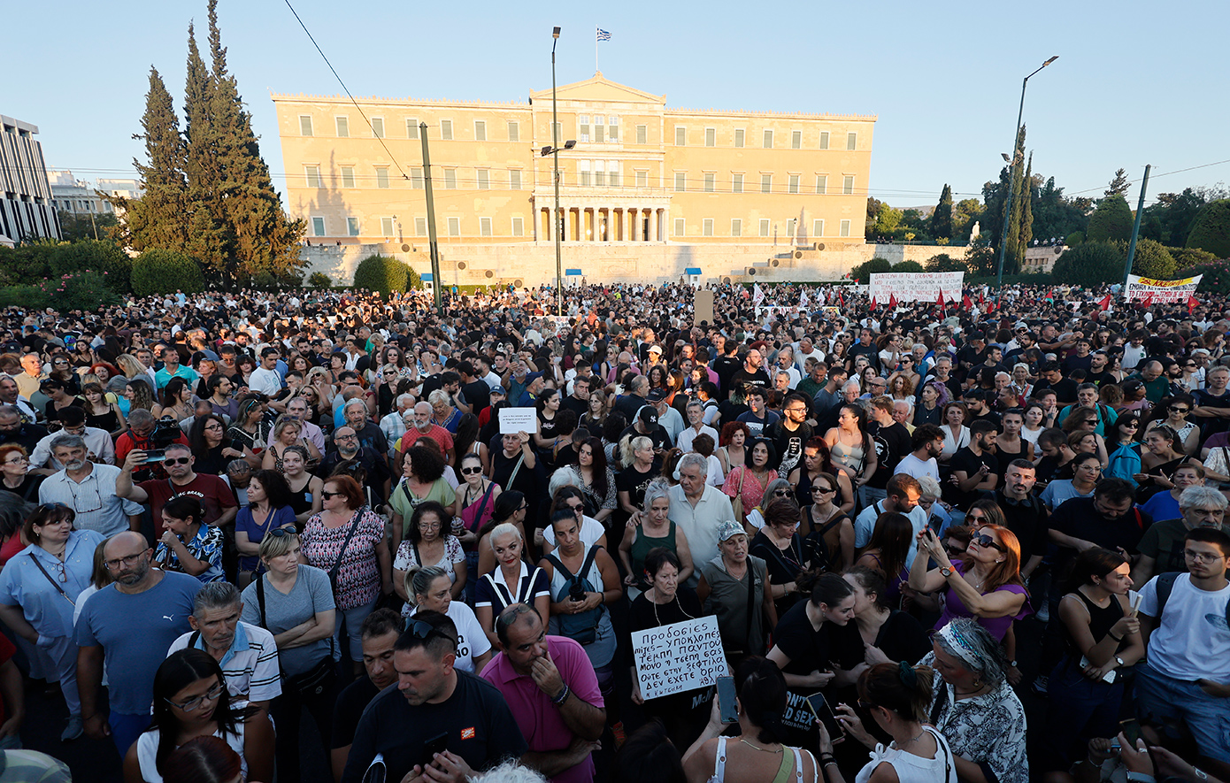 Σε εξέλιξη συγκέντρωση στο Σύνταγμα για τα Τέμπη