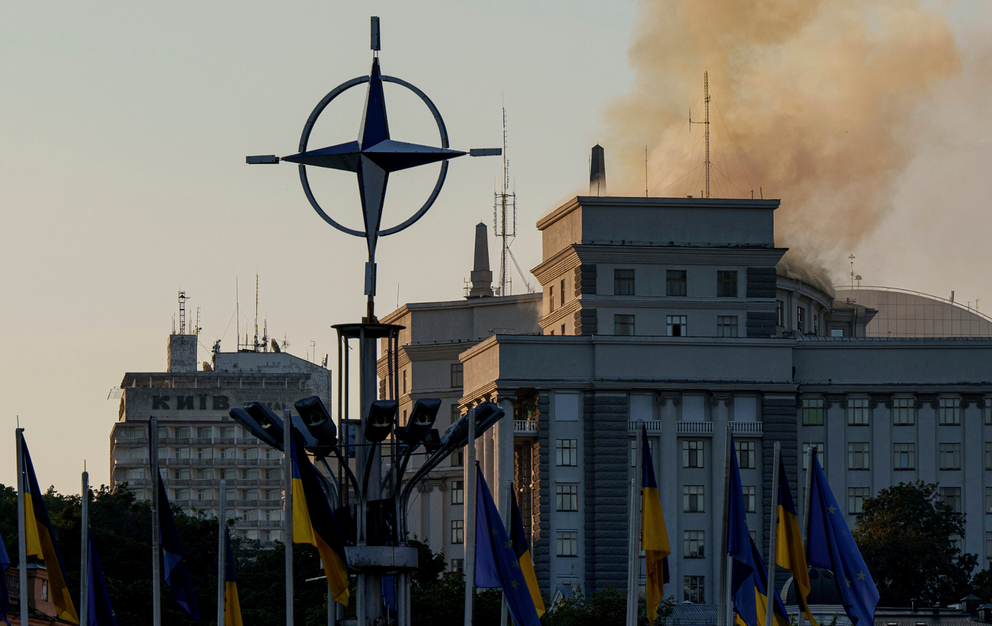 Χτυπήθηκε η έδρα της ουκρανικής κυβέρνησης, πρώτη φορά μετά το ξέσπασμα του πολέμου &#8211; Στις φλόγες το κτίριο