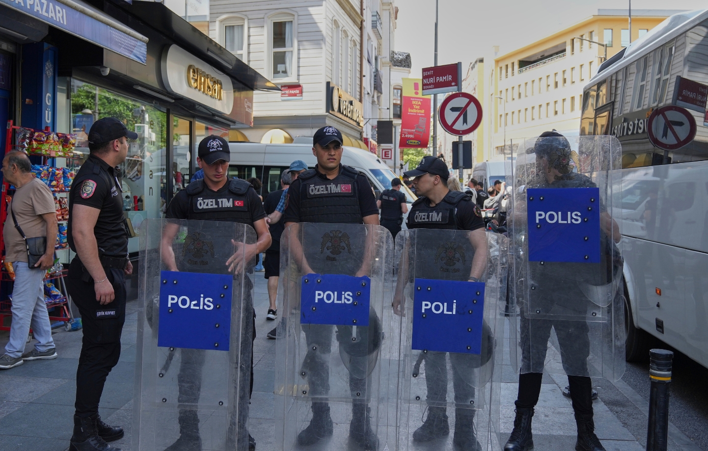 Εντάλματα για τη σύλληψη δέκα στελεχών εταιρείας στην Τουρκία για απάτη και κατάσχεση τριών τηλεοπτικών σταθμών