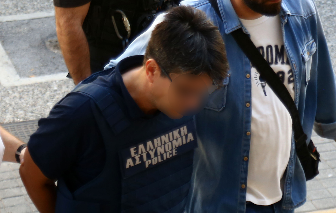 Απολογείται ο 50χρονος αδελφοκτόνος, ενώ συγγενείς και φίλοι λένε το τελευταίο αντίο στην 59χρονη &#8211; Επιμένει πως ταράχτηκε και θόλωσε