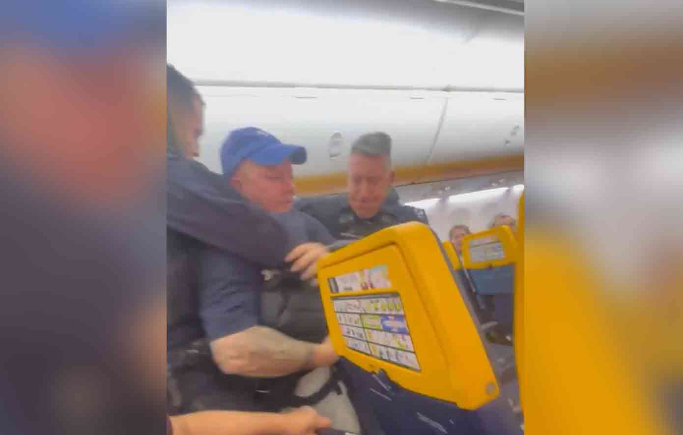 Χαμός σε πτήση της Ryanair: Επιβάτης έφαγε το διαβατήριο του και άλλος κλειδώθηκε στην τουαλέτα να το ξεφορτωθεί