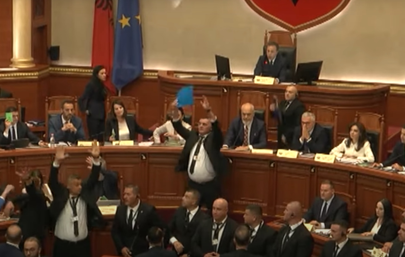 Χαμός στο αλβανικό κοινοβούλιο: Πετούσαν βιβλία και χαρτιά στον Ράμα μετά την παρουσίαση της υπουργού-ρομπότ