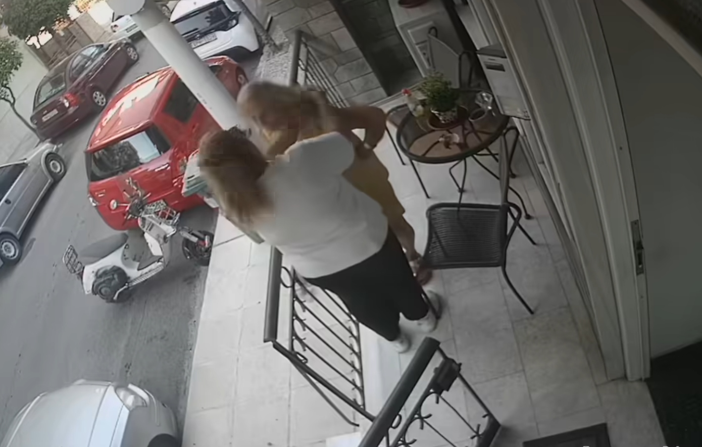 Η στιγμή που γυναίκα Ρομά κλέβει αλυσίδα από τον λαιμό ηλικιωμένης &#8211; Δείτε βίντεο