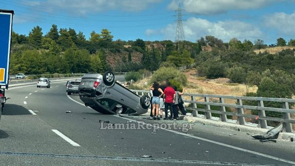Αυτοκίνητο τουμπάρισε στη γέφυρα του Μαρτίνου – Σώοι οδηγός και συνοδηγός