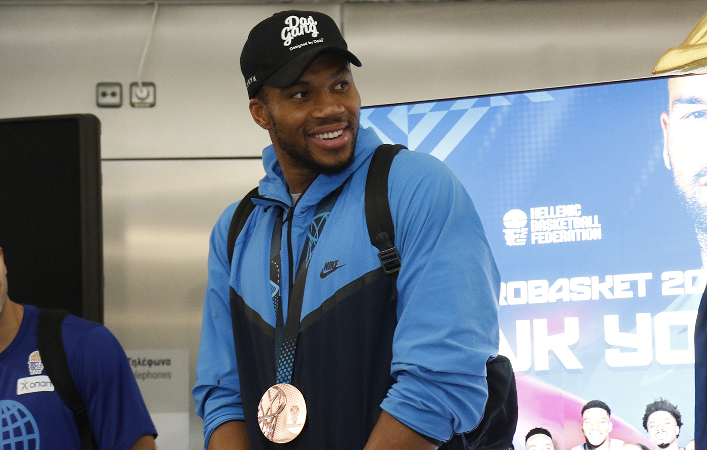 Υποδοχή ηρώων για τη χάλκινη Εθνική Ομάδα Μπάσκετ στο αεροδρόμιο Υποδοχή ηρώων για τη χάλκινη Εθνική Ομάδα Μπάσκετ στο αεροδρόμιο