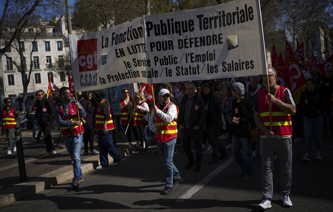 Απειλούν με νέες απεργιακές κινητοποιήσεις τα οκτώ βασικά συνδικάτα της Γαλλίας