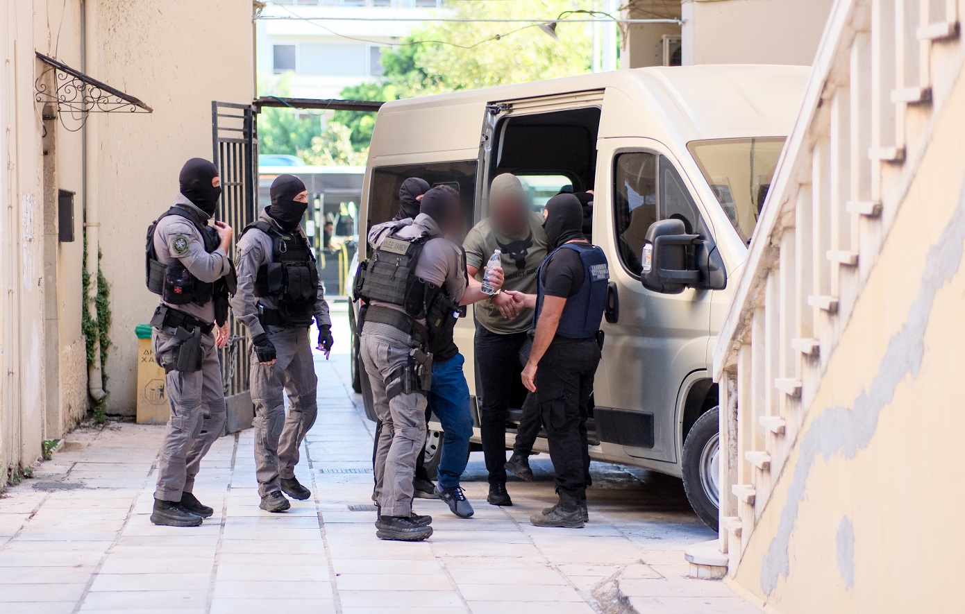 Μαφία της Κρήτης: Ελεύθερος με περιοριστικούς όρους ο αστυνομικός με τα παρατσούκλια «γκόμενα» και «κοπέλα»
