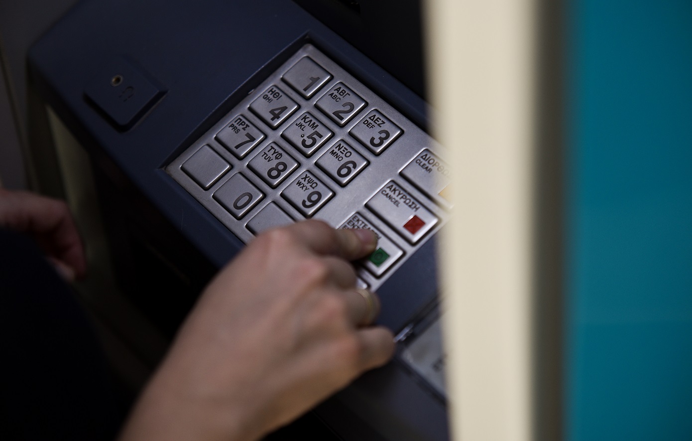 Διευρυμένο δικτύο ΑΤΜ με τη συνένωση όλων των μηχανημάτων υπό ένα κοινό όνομα εξετάζουν τώρα οι τράπεζες