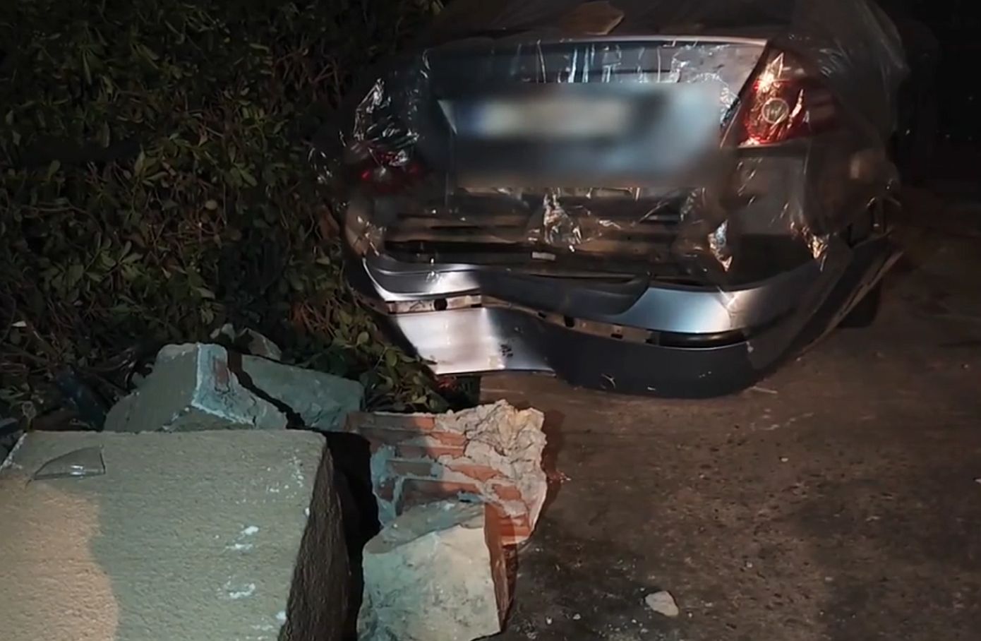 Εικόνες και βίντεο από το τροχαίο με «πρωταγωνιστή» τον Βασίλη Μπισμπίκη &#8211; «Νόμιζα ότι έγινε σεισμός»