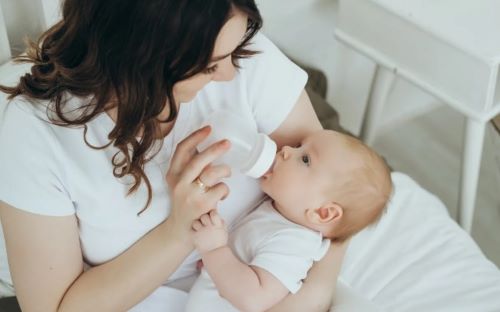 Υπάρχει το άλμα ανάπτυξης στα βρέφη; Παιδίατρος εξηγεί αναλυτικά τι ακριβώς σημαίνει