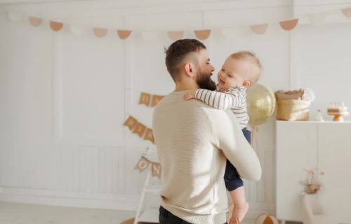 Το δώρο του μπαμπά στο μωρό για τα πρώτα του γενέθλια συγκίνησε όλο το διαδίκτυο