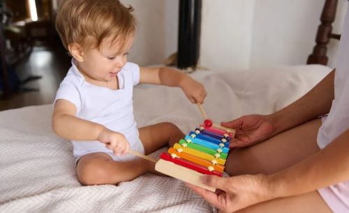 Δραστηριότητες για μωρό 9-12 μηνών: Ιδέες που θα το διασκεδάσουν και θα στηρίξουν την ανάπτυξή του