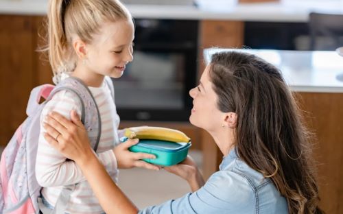 Τέλος η πρωινή «μάχη»: 8 tips για να πηγαίνει το παιδί σχολείο στην ώρα του χωρίς γκρίνια