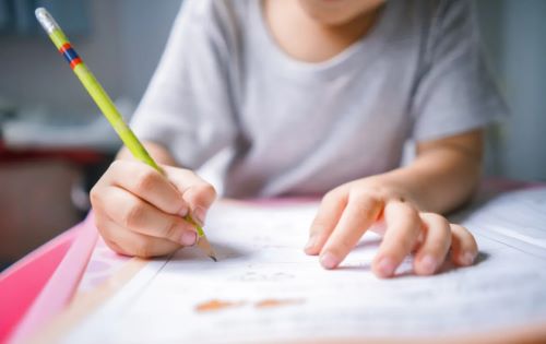 6 έξυπνες δραστηριότητες για να μάθει το παιδί την αλφαβήτα παίζοντας